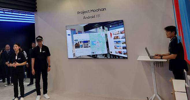 13일 일본 오사카에서 열린 ‘2025 오사카 한국우수상품전’에서 삼성전자의 XR 헤드셋 ‘프로젝트 무한’이 처음으로 글로벌 고객 앞에서 시연되고 있다.