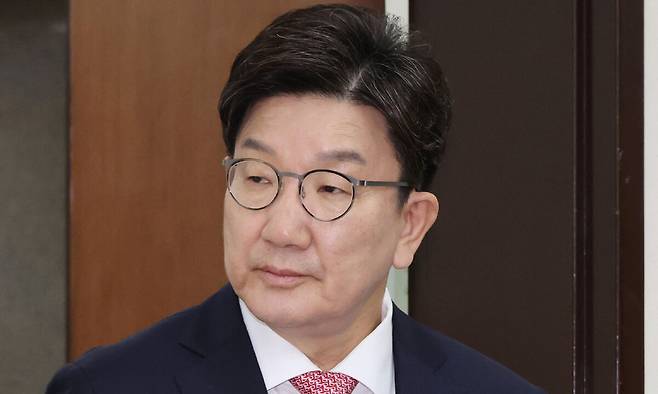 국민의힘 권성동 원내대표가 14일 국회에서 법제사법위원회 관련 긴급회의에 입장하고 있다. 연합뉴스