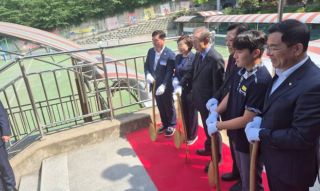 이명박 전 대통령이 기념식수를 하고 있다.