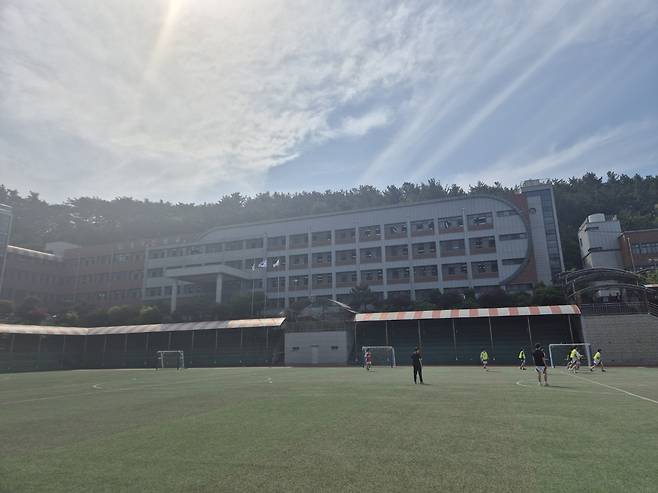 동지고등학교 전경.