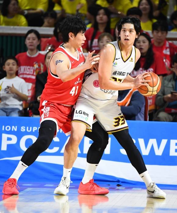 서울 SK 오세근이 13일 서울 잠실학생체육관에서 열린 2024~25 프로농구 챔피언결정전 5차전 창원 LG와의 홈 경기에서 칼 타마요를 막고 있다. KBL 제공