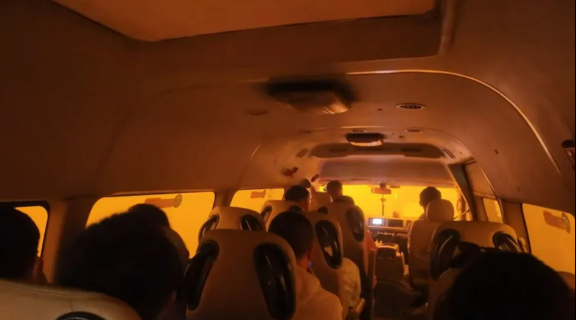 현지시간으로 3일 중국 간쑤성 둔황시에 있는 유명 관광지인 명사산-월야천에 모래폭풍이 불어 관광객들이 현장에서 발이 묶이는 사고가 발생했다. 더 선 제공