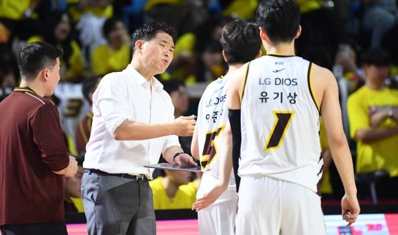조상현 창원 감독이 13일 서울 잠실학생체육관에서 열린 2024~25 프로농구 챔피언결정전 5차전 서울 SK와의 원정 경기에서 양준석에게 작전을 설명하고 있다. KBL 제공