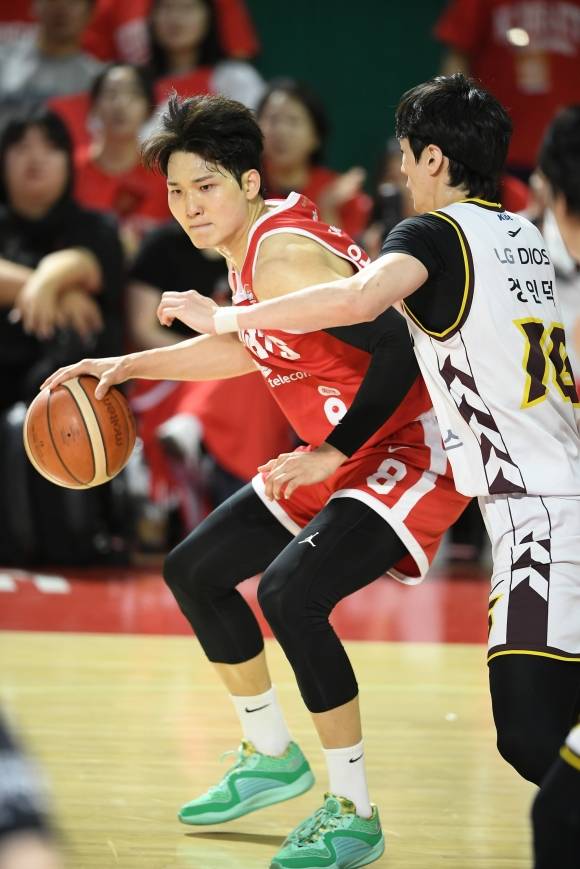 서울 SK 안영준이 5일 서울 잠실학생체육관에서 열린 2024~25 프로농구 챔피언결정전 1차전 창원 LG와의 홈 경기에서 공격하고 있다. KBL 제공