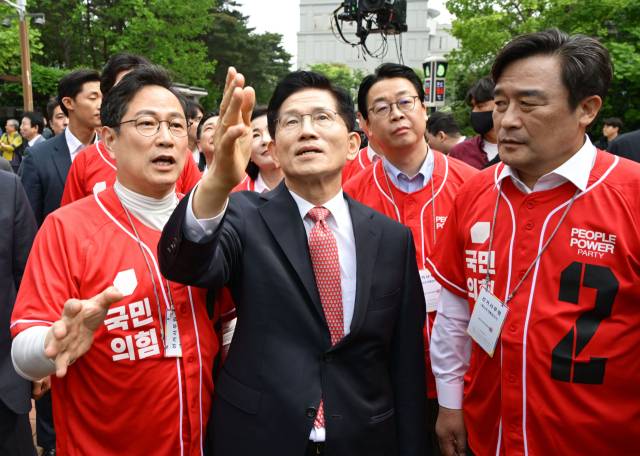 김문수 국민의힘 대선 후보가 13일 부산 남구 부산국제금융센터(BIFC)에서 산업은행 이전 관련 현장방문을 하기 위해 이동하며 박수영 의원의 설명을 듣고 있다. 부산=성형주 기자