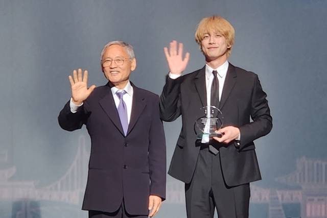 유인촌 문체부 장관이 13일 오사카 엑스포 ‘한국의 날’ 행사에서 한국관광 명예홍보대사로 사카구치 겐타로를 위촉한 후 기념촬영하고 있다. 최수문기자