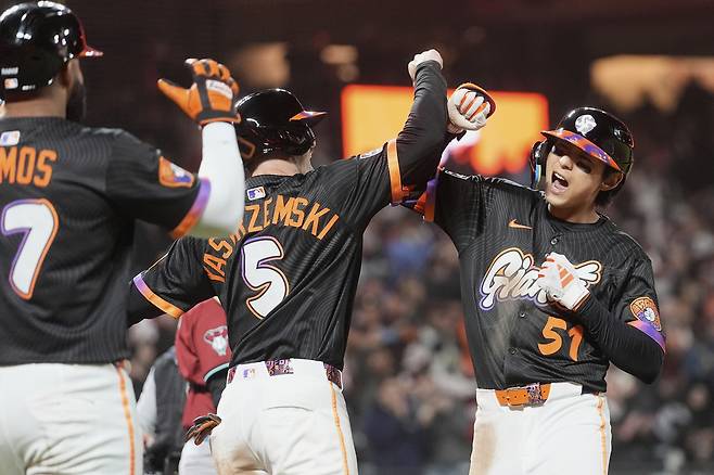 샌프란시스코 이정후가 14일 애리조나전에서 8회초 스리런 홈런을 치고 들어온 뒤 동료와 팔을 부딪히며 기뻐하고 있다. AP연합뉴스