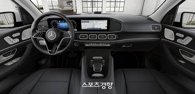 벤츠 준대형 SUV ‘GLE’ 실내. 레이아웃을 보면 ‘메르세데스-마이바흐 GLS 인테리어’ 실루엣이 엿보인다.