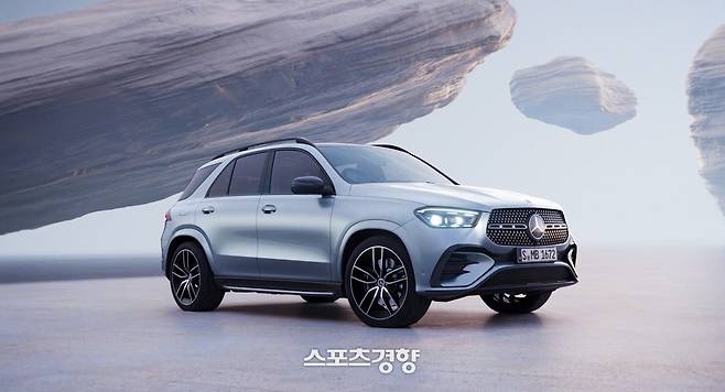 메르세데스-벤츠 GLE 라인업 중 GLE 450 모델. 드라마틱한 벤츠의 우아함, 럭셔리 기동력을 자랑한다.