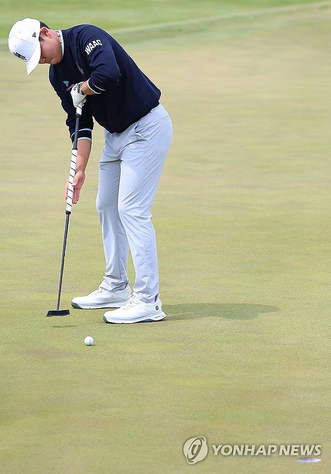 퍼팅하는 장유빈 (인천=연합뉴스) 김도훈 기자 = 2일 인천 송도 잭 니클라우스 골프클럽 코리아에서 열린 LIV 골프 코리아 1라운드 1번 홀에서 장유빈이 퍼팅하고 있다. 2025.5.2 superdoo82@yna.co.kr