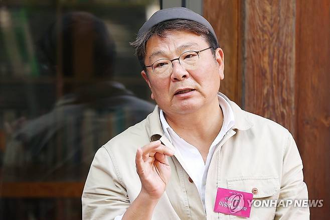 학술 프로그램 소개하는 이중식 원장 (서울=연합뉴스) 진연수 기자 = 14일 오후 서울 종로구 아트센터나비에서 열린 제30회 국제전자예술심포지엄(ISEA 2025) 기자간담회에서 공동의장을 맡은 이중식 서울대 문화예술원장이 학술 프로그램을 소개하고 있다. 2025.5.14 jin90@yna.co.kr