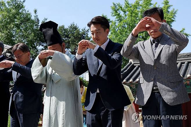 개혁신당 이준석 후보, 부산 동래향교에서 (부산=연합뉴스) 류영석 기자 = 개혁신당 이준석 대선 후보가 14일 부산 동래향교에서 성균관유도회 양연모 전교 등 관계자들과 함께 절을 하고 있다. 2025.5.14 ondol@yna.co.kr