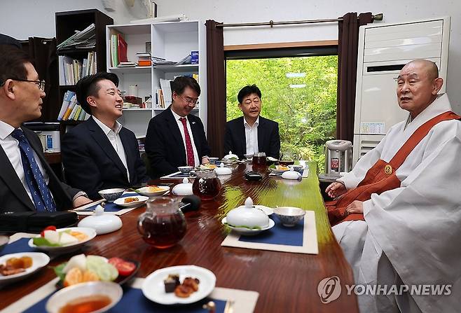종교인 간담회 가지는 이준석 대선 후보 (부산=연합뉴스) 류영석 기자 = 개혁신당 이준석 대선 후보가 14일 부산 금정구 범어사 안양암에서 국제종교연합 이사장을 맡고 있는 대종사 정여 방장스님, 전국기독교총연합 대표회장인 임영문 목사 등과 간담회를 하고 있다. 2025.5.14
ondolyna.co.kr