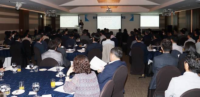 울산상의는 15일 현대호텔 바이 라한 울산에서 삼프로TV 권순우 취재팀장을 강사로 초대해 '미국 관세정책, 중국과의 치킨게임'이라는 주제의 포럼을 열었다.