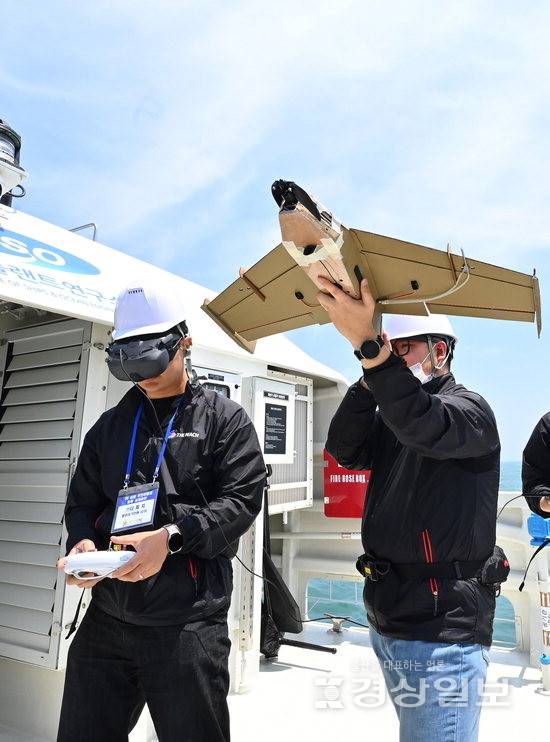▲ 해군이 상용 무인체계 작전 운용 가능성 검증훈련을 울산 동구 일산항 인근 해상에서 실시하고 있는 가운데 골판지 자폭드론이 이륙을 준비하고 있다. 골판지 드론의 최대 비행속력은 시속 100㎞, 비행거리는 20㎞이다. 김동수기자 dskim@ksilbo.co.kr