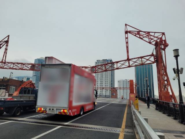 15일 오전 부산 영도구에서 대선 후보 유세차량이 영도대교 차량 높이 제한 차단기를 들이받는 사고가 발생했다. 부산경찰청 제공