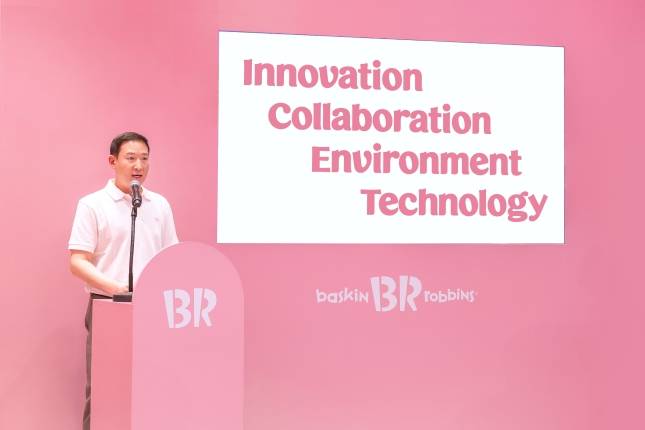 허희수 SPC그룹 부사장이 15일 서울 강남구 배스킨라빈스 청담점에서 열린 기자간담회에서 새로운 브랜드 비전인 'I.C.E.T'에 대해 설명하고 있다./사진=SPC 제공