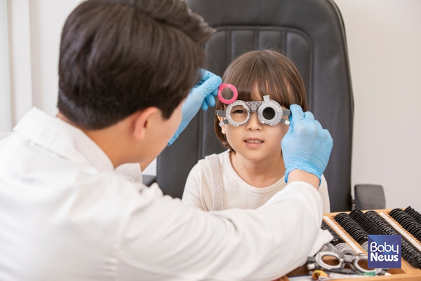 서울시가 디지털 기기 사용이 빨라진 어린이들의 눈 건강을 지원하는 '서울 어린이 눈건강 지킴이 사업' 2차 신청을 받는다. ⓒ베이비뉴스