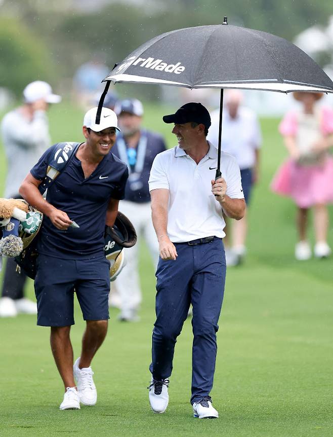 비가 오는 가운데 연습 라운드를 돌아보는 로리 매킬로이.(사진=AFPBBNews)