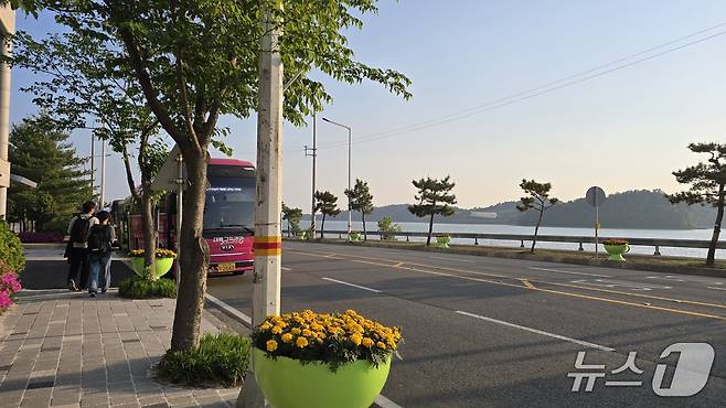 경남 사천시에 자리한 우주항공청 임시청사 인근. 직원들이 퇴근 버스를 타는 와중 청사 앞으로 남해가 보인다./뉴스1 ⓒ News1 윤주영 기자