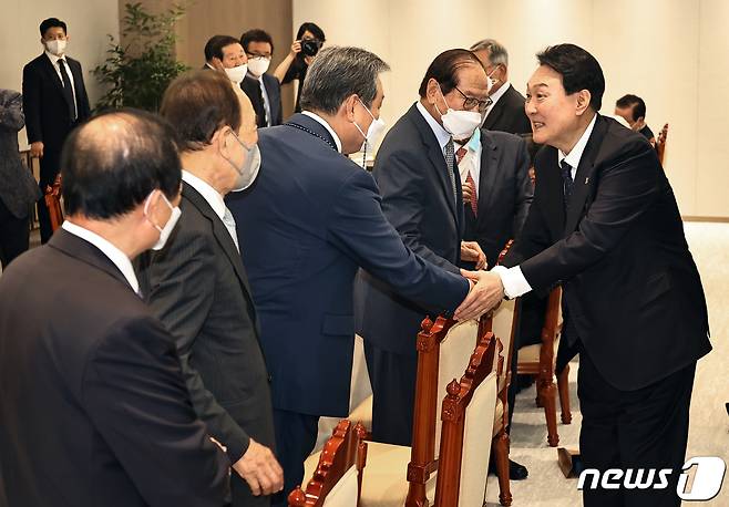 윤석열 대통령이 2022년 6월 21일 용산 대통령실 청사 대접견실에서 열린 국민의힘 상임고문단 초청 오찬 간담회에서 김무성 상임고문과 악수하고 있다. (대통령실사진기자단) 2022.6.21/뉴스1 ⓒ News1 안은나 기자