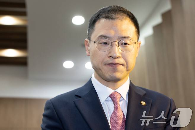 김상욱 무소속 의원이 15일 오전 서울 여의도 국회 소통관에서 기자회견을 하기 위해 발언대로 향하고 있다. 이날 김 의원은 이재명 더불어민주당 대통령 후보를 공개 지지한다고 밝혔다. 2025.5.15/뉴스1 ⓒ News1 이재명 기자