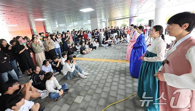 스승의날을 맞은 15일 광주 북구 매곡동에 위치한 광주예술고에서 학생들이 선생님을 위한 공연을 하고 있다. 2025.5.15/뉴스1 ⓒ News1 박지현 기자