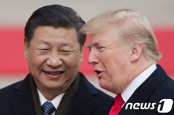 2017년 11월 도널드 트럼프 미국 대통령과 시진핑 중국 국가주석이 베이징 인민대궁전의 환영식에 참석하고 있다. ⓒ AFP=뉴스1 ⓒ News1 우동명 기자