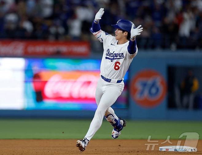 LA 다저스 김혜성이 15일(한국시간) 열린 2025 메이저리그 애슬레틱스와 홈 경기에서 5회말 1점 홈런을 터뜨렸다. 메이저리그 데뷔 홈런을 기록한 김혜성이 세리머니를 펼치고 있다. ⓒ AFP=뉴스1