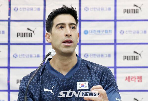 이싸나예 라미레즈 대한민국 남자배구 국가대표팀 감독이 25일 오전 서울 송파구 올림픽파크텔에서 열린 '대한민국 배구 국가대표팀 신임 감독 기자회견'에서 질문에 답하고 있다. 사진┃뉴시스