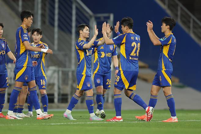 울산문수축구경기장/ 2025 하나은행 코리아컵/ 4라운드/ 16강/ 울산HDFC vs 인천유나이티드/ 울산 허율 득점, 도움 엄원상/ 골 세레머니/ 사진 김정수
