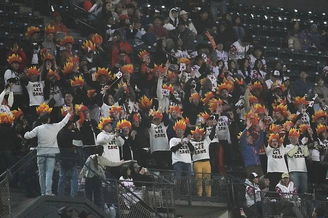 이정후를 열렬히 응원하고 있는 이정후 팬클럽 후리건스. AP연합뉴스