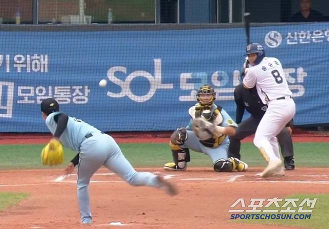 상무 강효종이 폭투하는 장면. 공이 크게 벗어나고 있다. KBO 유튜브 중계 화면 캡쳐