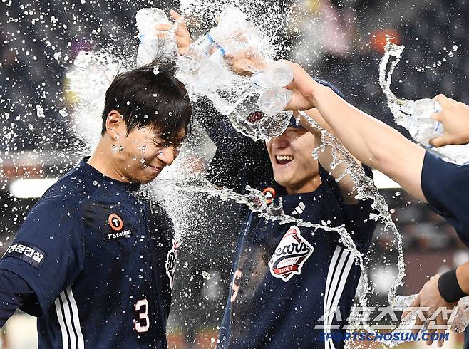 13일 대전 한화생명볼파크에서 열린 두산-한화전. 11회초 결승타를 친 임종성이 경기 후 물세례를 받고 있다. 대전=정재근 기자 cjg@sportschosun.com/2025..5.13/