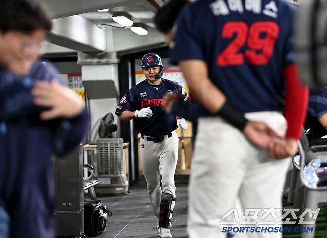 그런데 이게 무슨 일? 아무도 환영을 해주지 않는다