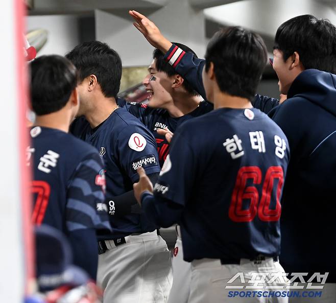 손호영의 마수걸이 홈런을 기다렸던 동료들의 축하세례