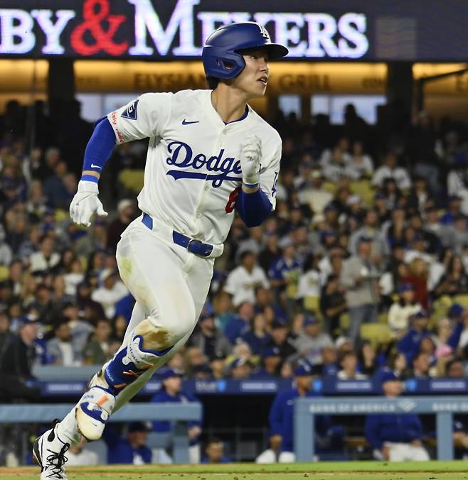 김혜성이 2-3으로 뒤진 5회 우중간 솔로홈런을 날린 뒤 타구를 바라보며 달려나가고 있다. UPI연합뉴스