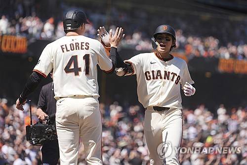 홈런을 때리고 팀동료와 하이파이브를 나누는 이정후. ⓒ연합뉴스 AFP