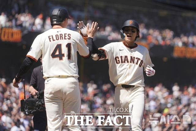 이정후가 15일(한국시간) 애리조나전서 7회말 추격의 우월 2점 홈런을 날린 뒤 홈에서 앞선 주자 윌머 플로레스의 환영을 받고 있다. /샌프란시스코=AP.뉴시스