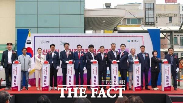 대전 대덕구는 15일 신탄진역 광장에서 인천공항버스의 첫 운행을 기념하는 개통식을 개최했다. 사진 왼쪽부터 이준규 대덕구의원, 김홍태 대덕구의원, 유승연 대덕구의원, 김기흥 대덕구의원, 송활섭 대전시의원, 전석광 대덕구의장, 최충규 대덕구청장, 이상복 신탄진 인천공항행버스 주민추진위원장, 서동석 금남·중부고속 대표, 나태열 금남·중부고속 대표, 심만보 한양고속사업이사, 변용기 신탄진지역 미래연합회 회장, 박효서 대덕구의원, 남기헌 대덕구명예구청장./대덕구