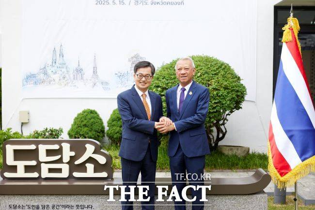 15일 오후 도담소에서 김동연 경기도지사가 피팟 라차낏쁘라칸 태국 노동부 장관과 기념품 교환 후 기념촬영을 하고 있다./경기도