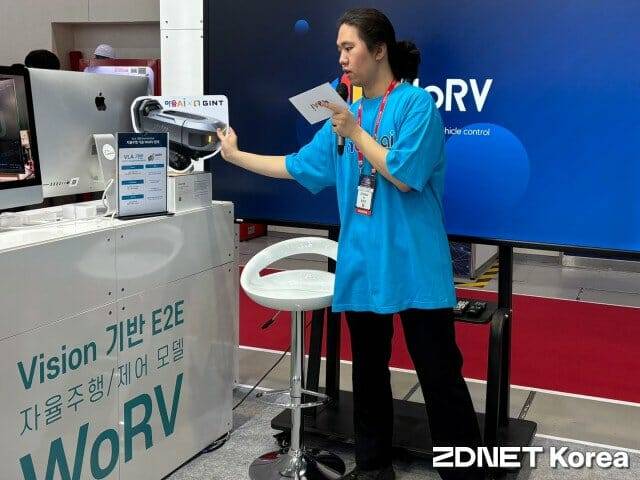 마음AI 직원이 15일 서울 삼성동 코엑스에서 열린 국제인공지능대전(AI엑스포)에서 자율주행 농기계를 소개하고 있다.(사진=유혜진 기자)