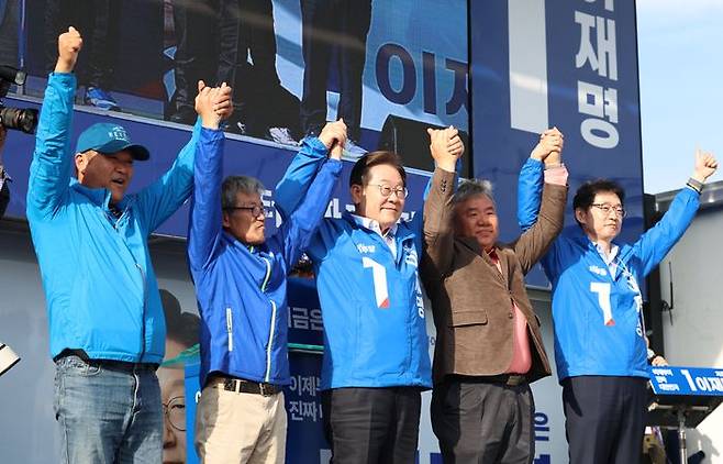 이재명 더불어민주당 대선 후보가 14일 경남 통영시 강구안 문화마당 인근에서 열린 유세에서 김경수 공동선대위원장을 비롯한 당원들과 인사하고 있다. ⓒ뉴시스