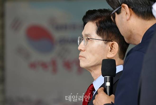 김문수 국민의힘 대선 후보가 14일 오전 경남 사천시 우주항공청에 방문해 회사 소개를 듣고 있다. ⓒ데일리안 방규현 기자