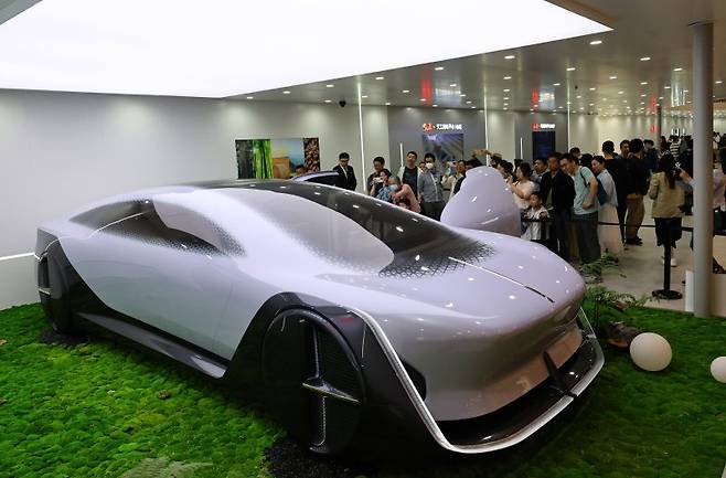 중국 상하이에서 열린 상하이 국제 자동차 산업 전시회에서 1일 관람객들이 중국 고급 자동차 브랜드 훙치의 콘셉트카를 보고 있다. 스텔란티스는 중국 자동차 브랜드들이 급속하게 치고 올라오고 있다면서 조만간 중국 시장에서 서방 자동차 브랜드들이 모두 쓸려나갈 것이라고 경고했다. 신화 연합