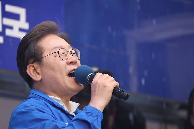 순천에서 유세하는 이재명 후보 (순천=연합뉴스) 황광모 기자 = 더불어민주당 이재명 대선후보가 15일 전남 순천시 연향동 패션의 거리에서 열린 유세에서 연설하고 있다. 2025.5.15 hkmpooh@yna.co.kr (끝)