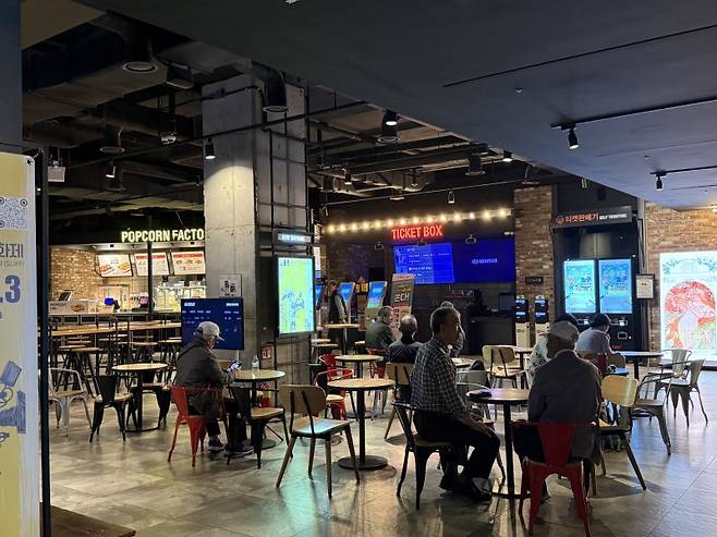지난 13일 오후 종로3가역 근처에 위치한 CGV 피카디리점에서 어르신들이 영화관 내 마련된 좌석에 앉아 휴식을 취하고 있다. 사진=이현정 수습기자