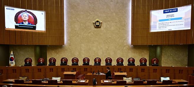 조희대 대법원장을 비롯한 대법관들이 지난 1일 오후 서울 서초구 대법원 대법정에서 이재명 더불어민주당 대통령 후보의 공직선거법 위반 사건 상고심 선고를 준비하고 있다. 공동취재사진