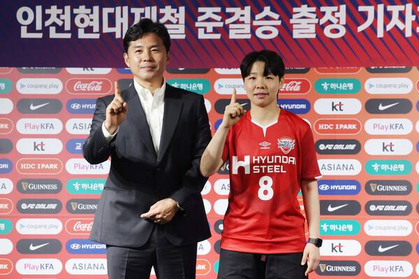 인천 현대제철의 허정재 감독과 주장 장창 선수가 15일 서울 종로구 축구회관에서 열린 기자회견에서 2025 아시아축구연맹(AFC) 챔피언스리그 4강전 출전 각오를 밝히고 있다. 연합뉴스