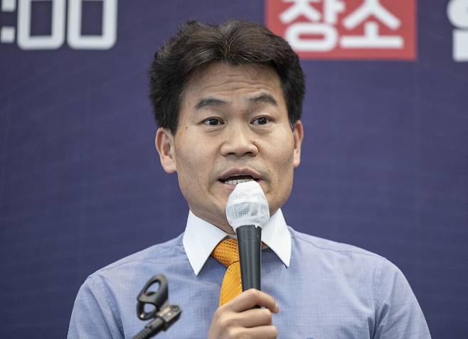 한국사 강사 전한길 씨가 4월16일 서울 중구 프레스센터에서 열린 ‘국민이 국민을 지킨다! 국민수사대 출범식\'에 참석해 축사하고 있다. 연합뉴스